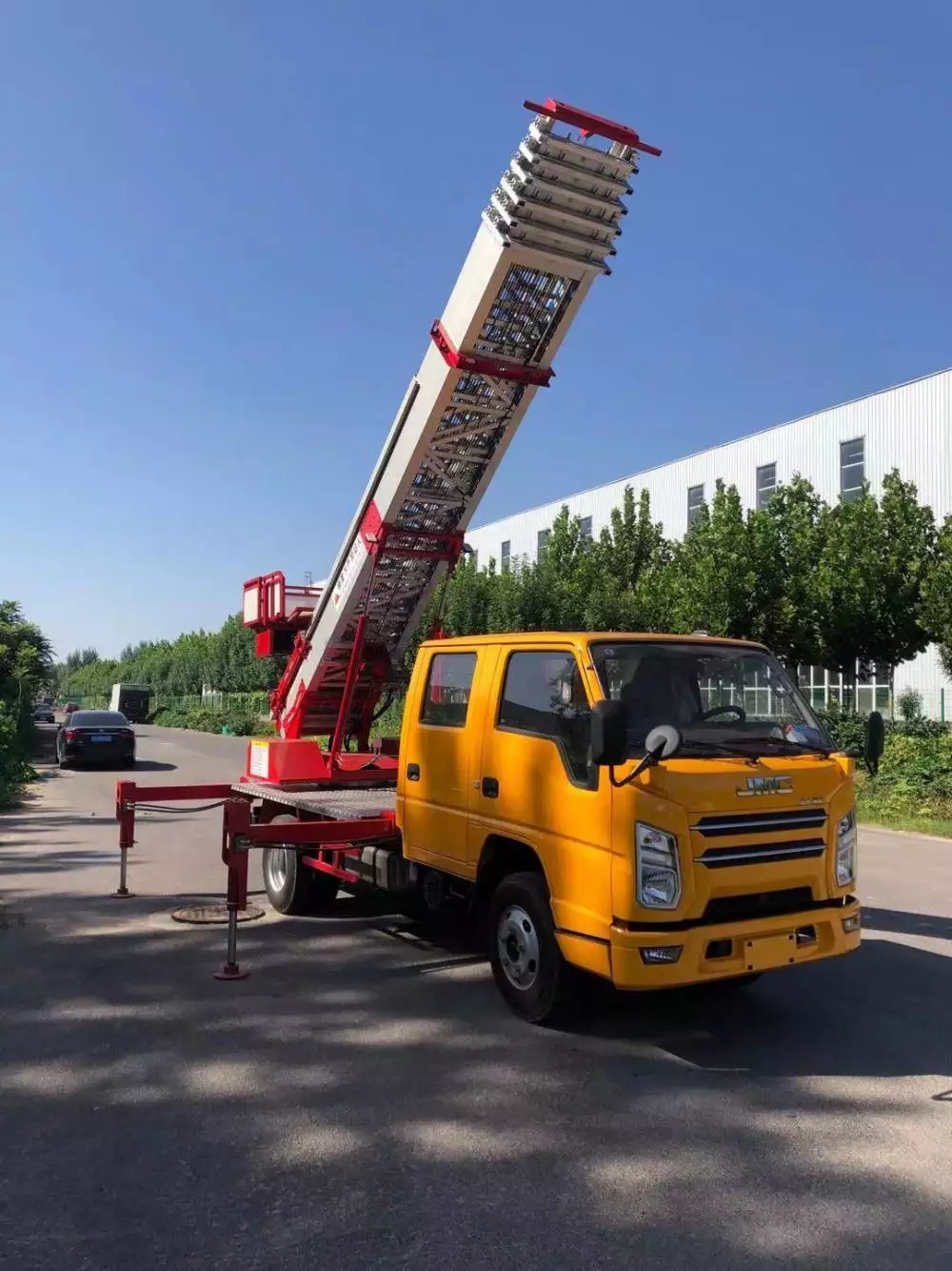 佛子山镇附近的云梯车出租服务：轻松解决高空作业需求